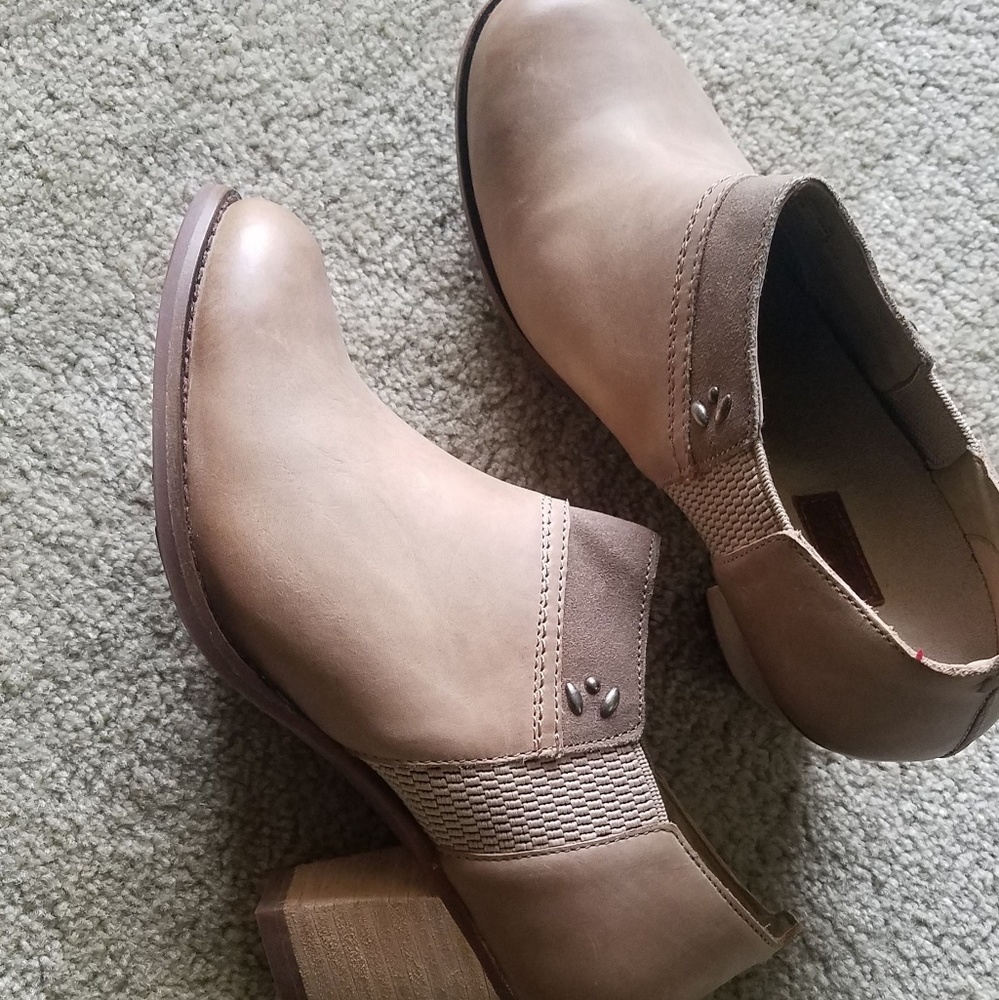 OluKai Ho'ou'I Bootie (Women's)